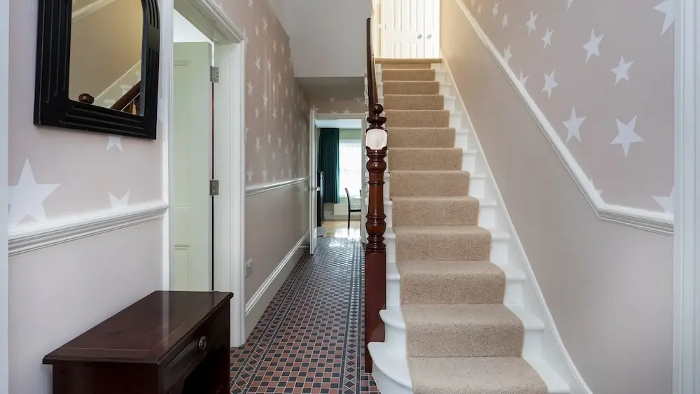 5BR Family Home in Leafy SW London