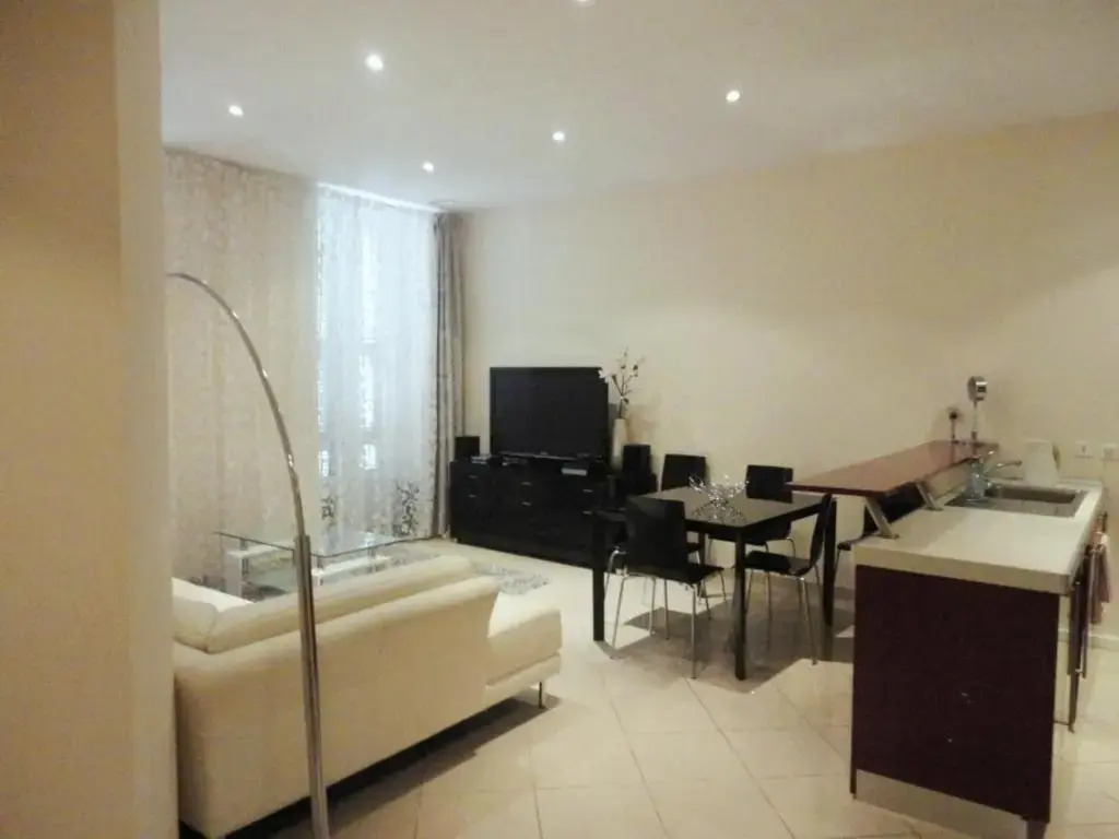 Apartment on Rue De France 4