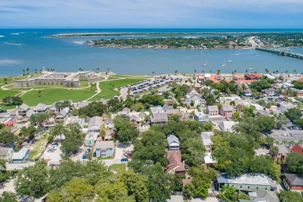 Colonial Quarter Hideaway With Modern Comforts & Balcony - Near the Beach