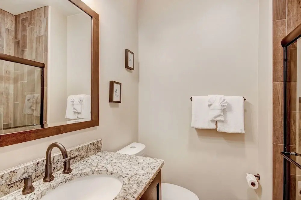 Mountain View Lodge 4 Bedroom Home by RedAwning