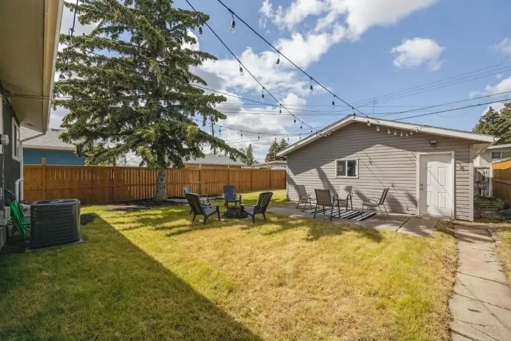 The Elm, 4 Bed Bungalow with Backyard and Firepit