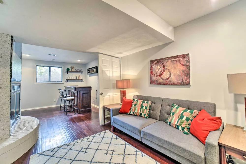 Pittsburgh Retreat w/ Deck ~ 4 Mi to Dtwn!