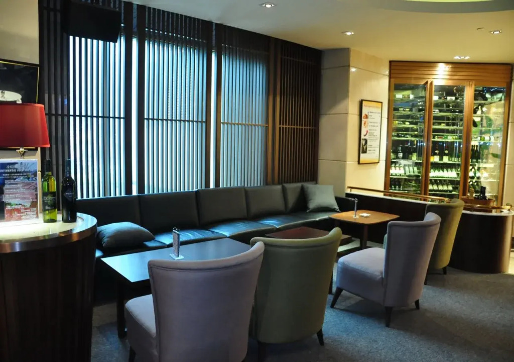 Shanghai Elong Hotel by the bund and Nanjing road Pedestrian street