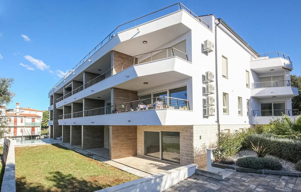 Stunning Apartment in Pjescana Uvala With 3 Bedrooms, Wifi and Outdoor Swimming Pool