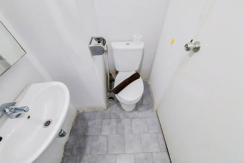 Minimalist And Warm Studio Room (No Kitchen) Kubikahomy Apartment