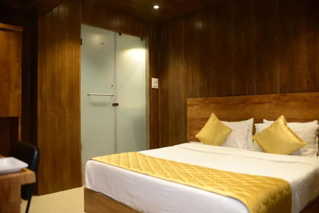 Hotel Malad Inn opposite Malad Railway Station