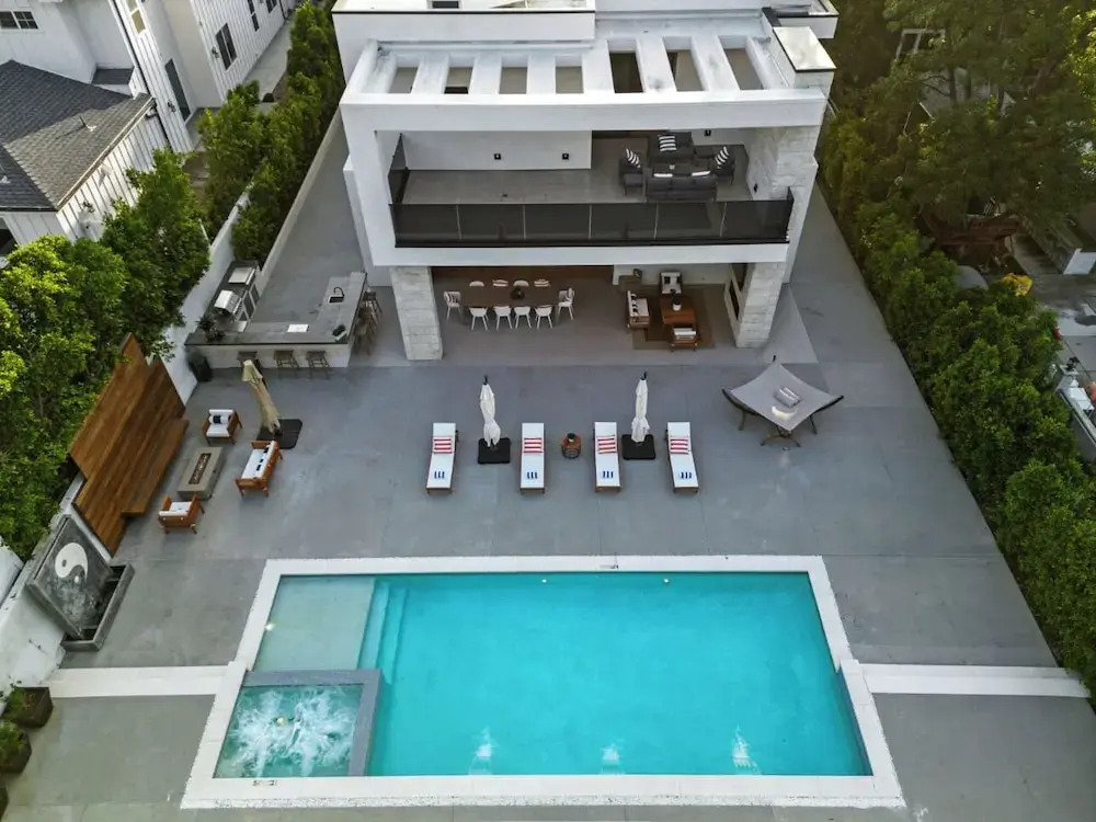 Melvin - Modern Contemporary Estate w/ Backyard + Pool & Spa