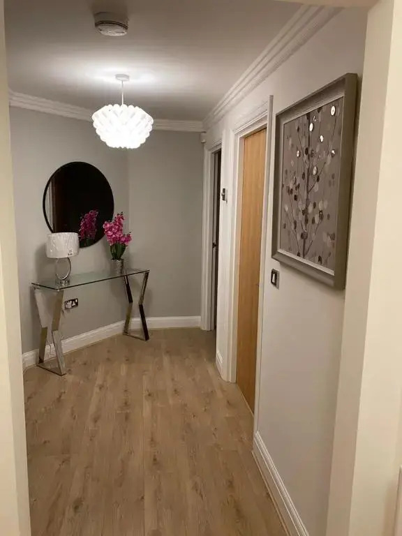 GS - Luxury, modern town centre, 2 beds, free parking for one vehicle