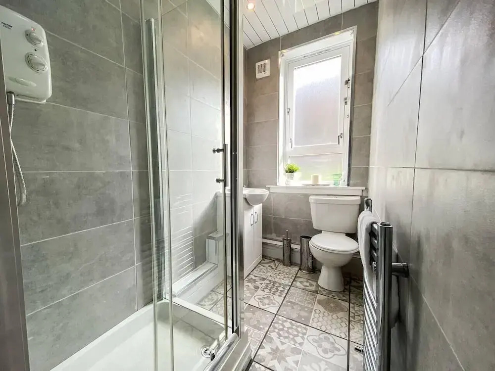 Striking & Elegant 2BR Flat - Free Street Parking