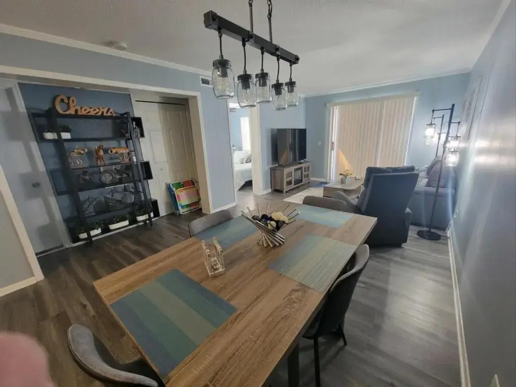 2022 Renovated 2-bedroom cozy, lovely condo