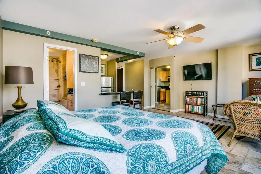 @ Marbella Lane Mountain View Studio, steps from Wakiki Beach