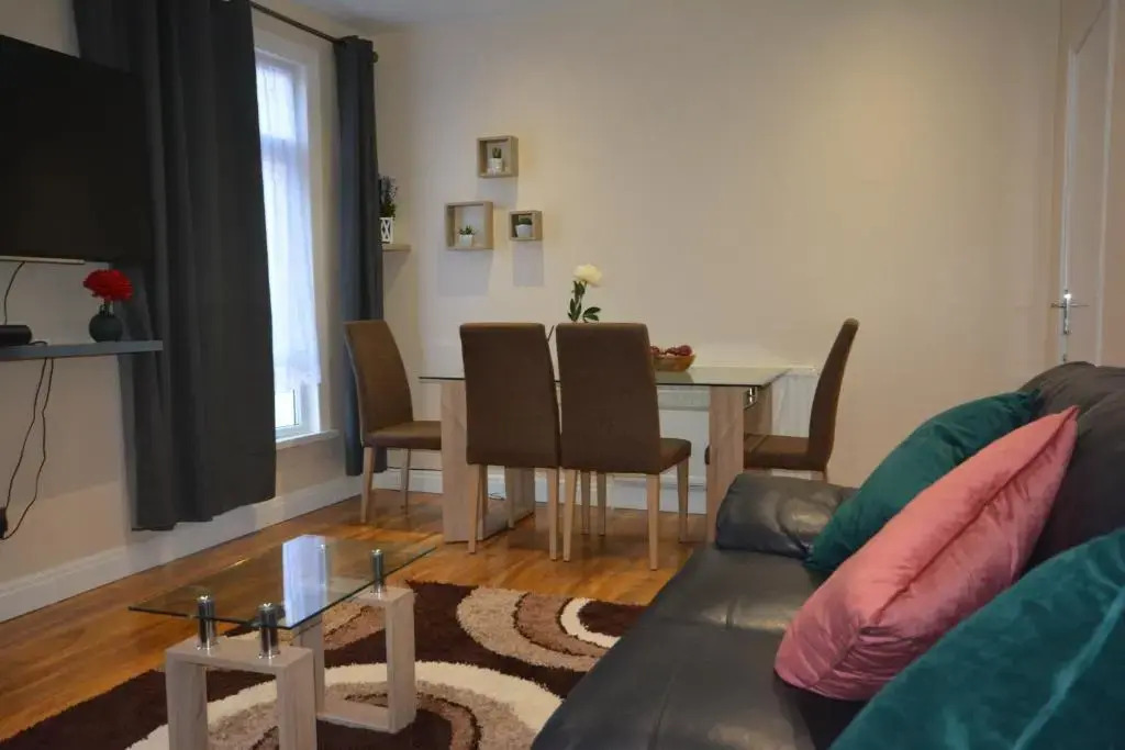 London Modern 4 Bedroom Apartment