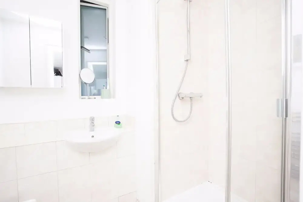 1 Bedroom Apartment Near Camberwell With Balcony
