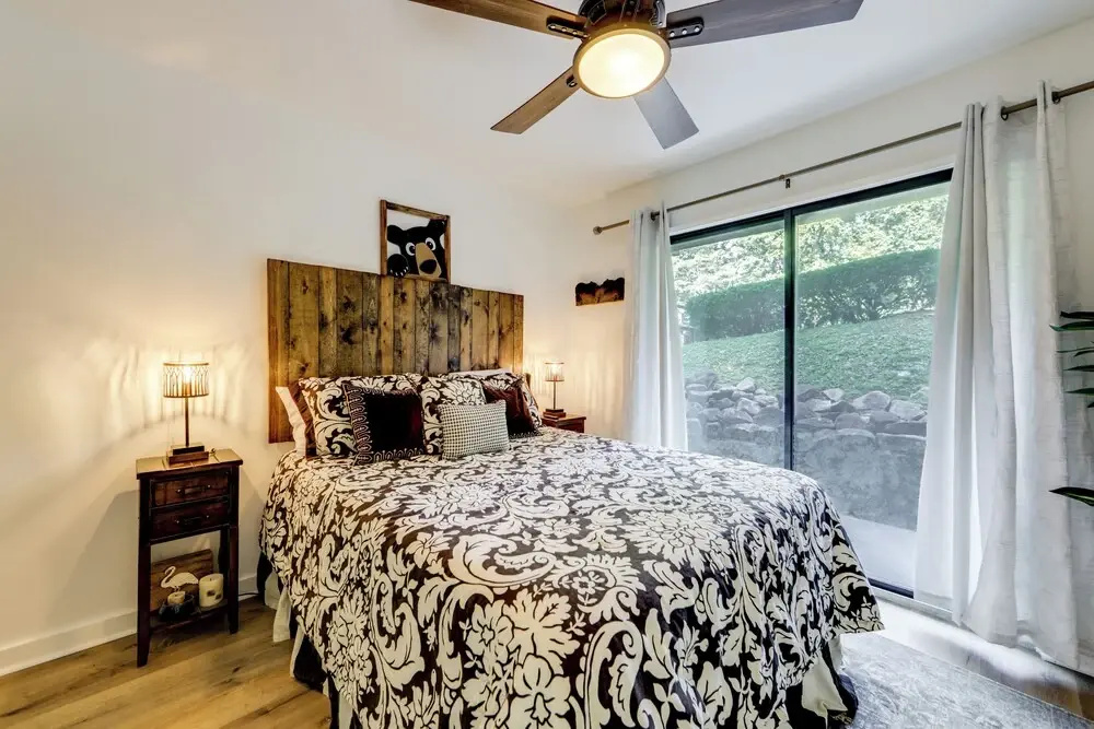 Sevierville Condo w/ Balcony + Pool Access