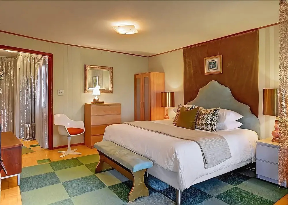 West Seattle Suite Shagalicious Studio Apartment with Balcony