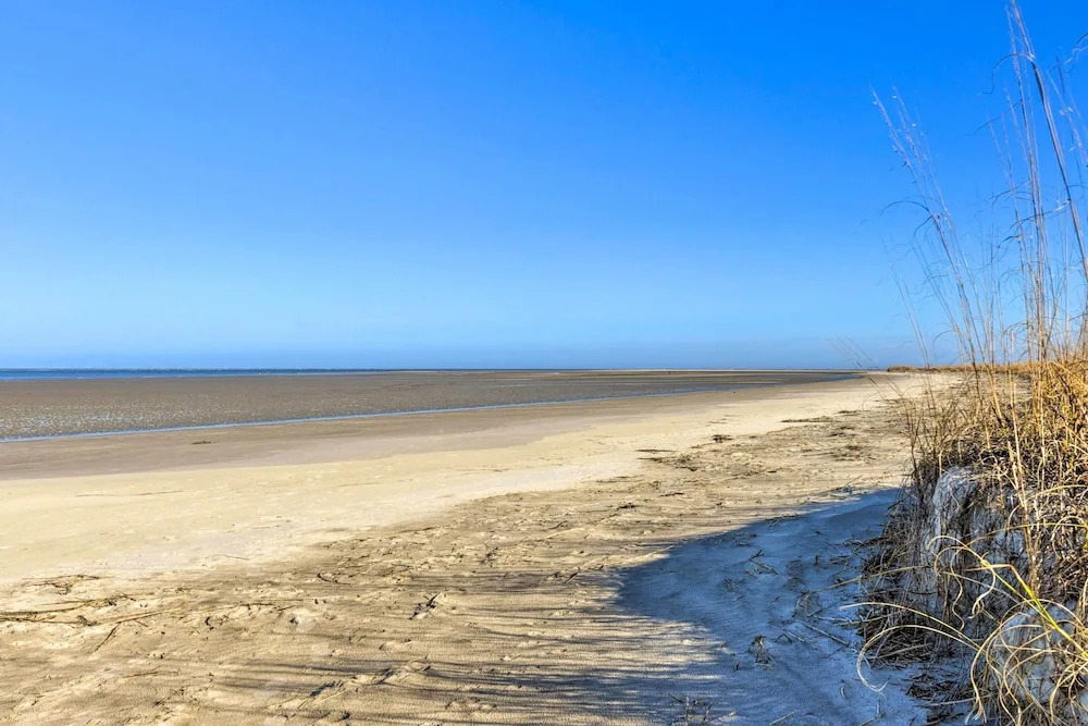 Steps to Pool & Beach: St. Helena Island Escape!