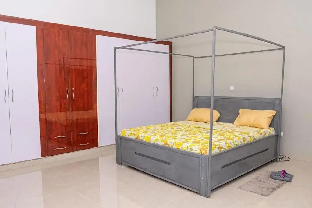 Cheerful 4-bedroom home with parking