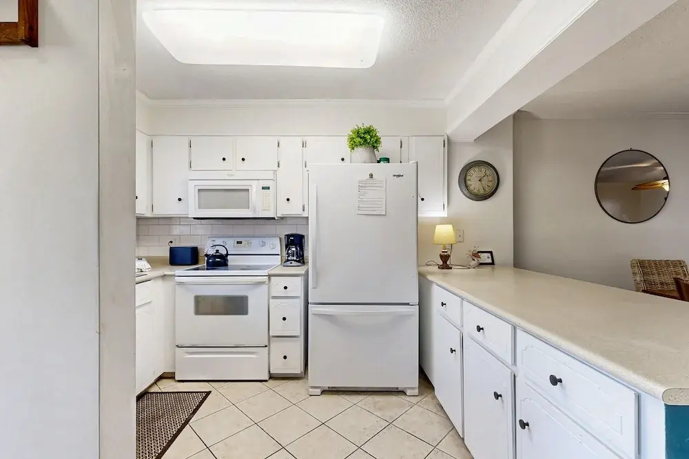 Snowbird-friendly Condo With Patio, Central AC, W/d, Pool & Tennis - Near Beach