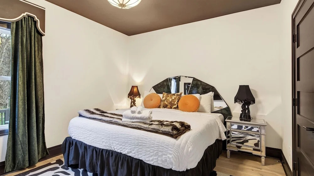 The Great Gatsby by Avantstay Hot Tub + Private Rooftop + Speakeasy Lounge + Firepit