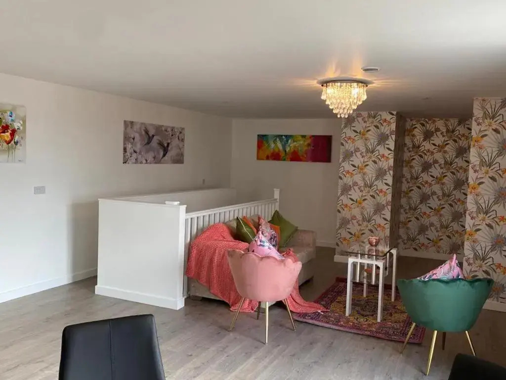 Central 2 bed Newly built DUPLEX Penthouse with FREE Gated, On-site Parking, Lift access, Self Check-in, SUPER Fast WIFI, TWO City view Terraces & Sleeps 6