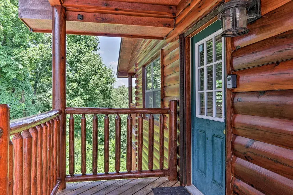 1 Mi to Dollywood: Quiet Cabin w/ Hot Tub!