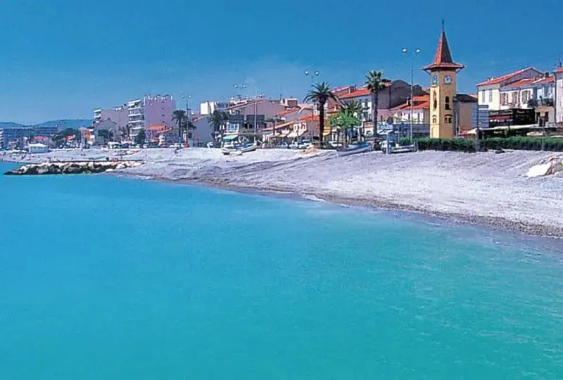 LES PINS Appartement a 5 mn à pied du Bord de Mer