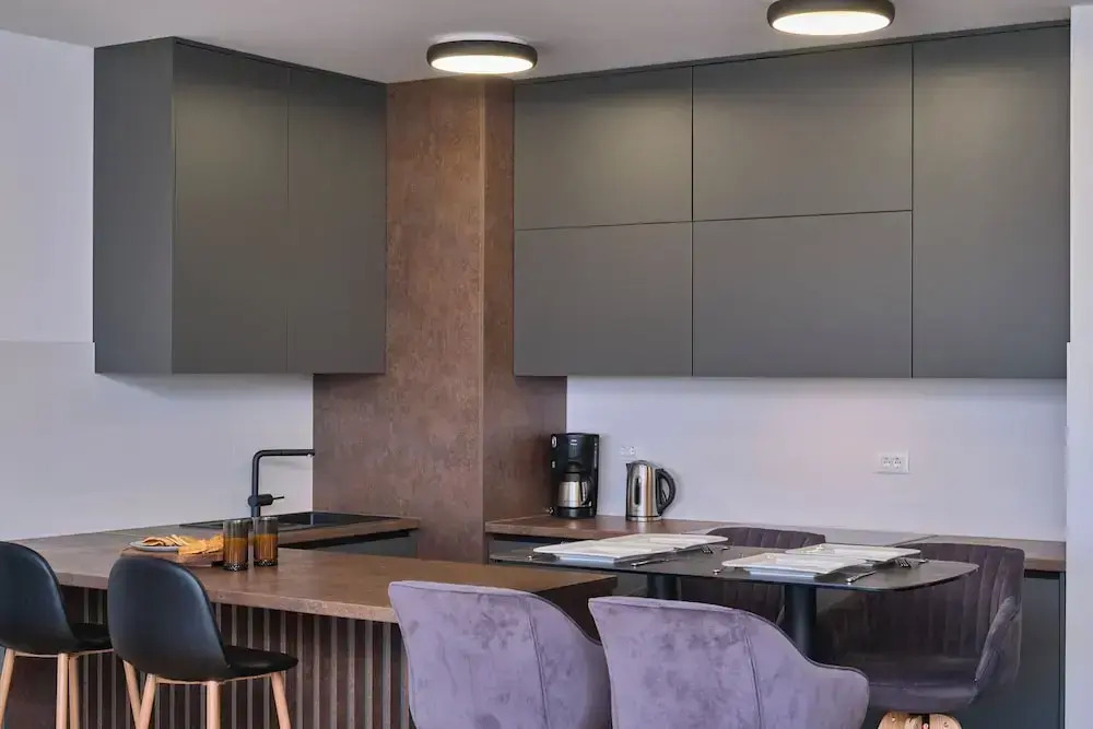 Tropic Night Apartment by Litto