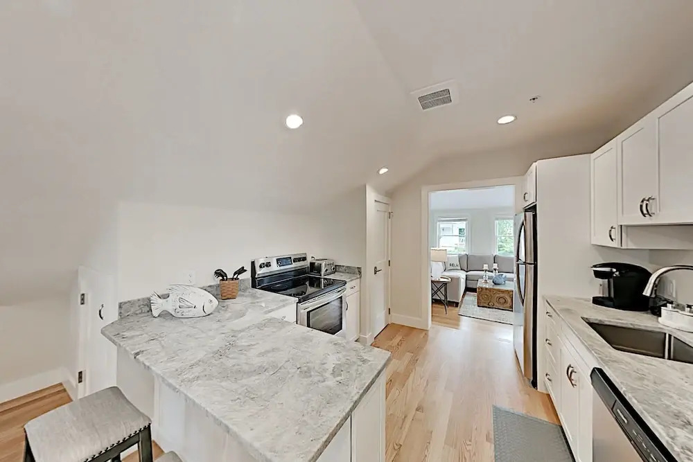 Lavish : Amazing Locale Near Dining & Beach 1 Bedroom Condo