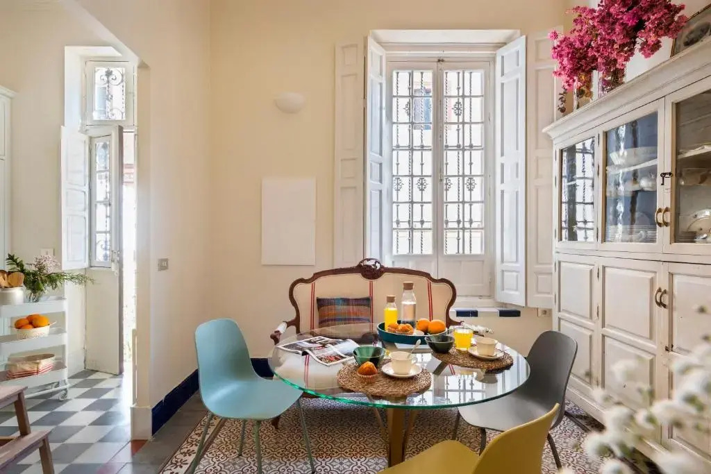 Villa Alfonso, Luxury Villa In Midtown, Parking