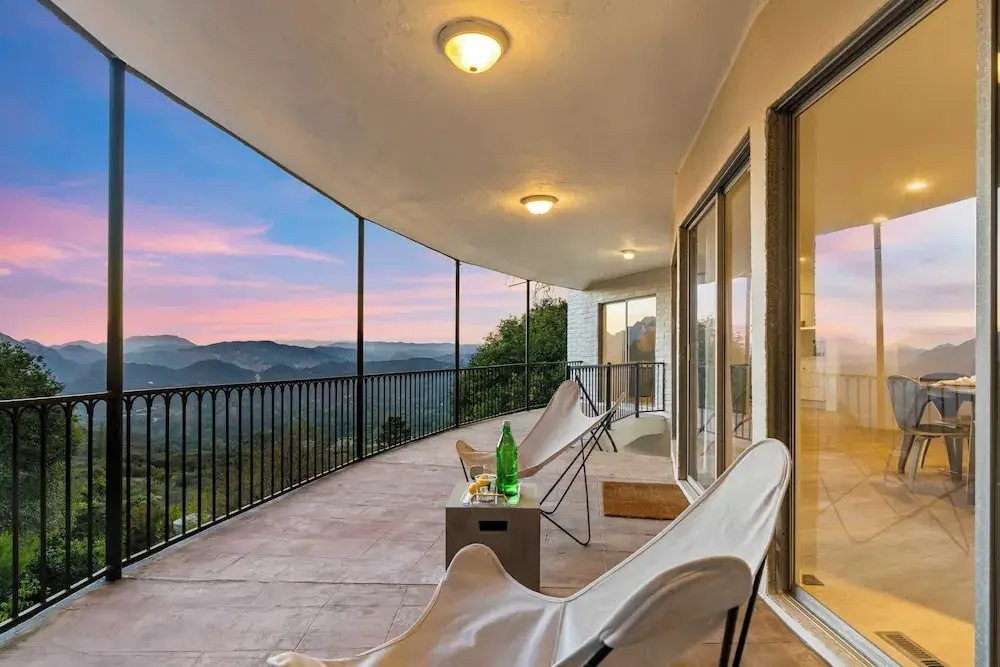 Malibu Hills Home w/ Balcony & Mountain Views Cielo Curve by Avantstay