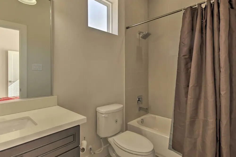 Central Houston Townhouse - 1 Mi to Downtown