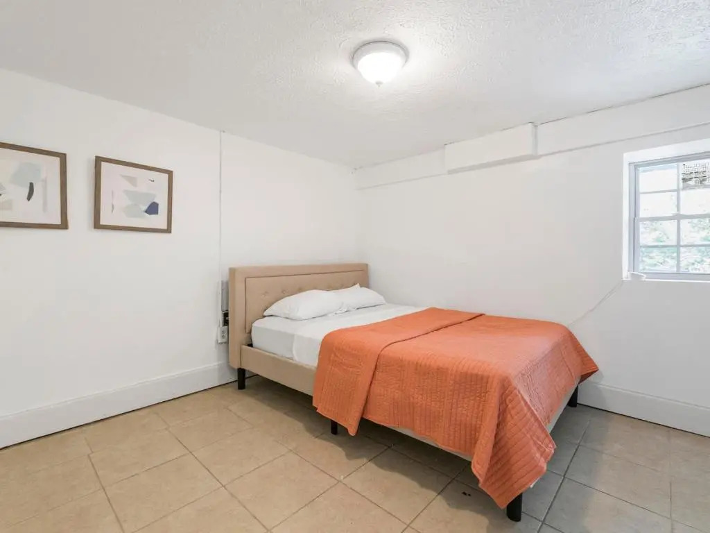 Near Mercedes Benz Stadium Sleeps 10 Coffee, BBQ, AC, Parking