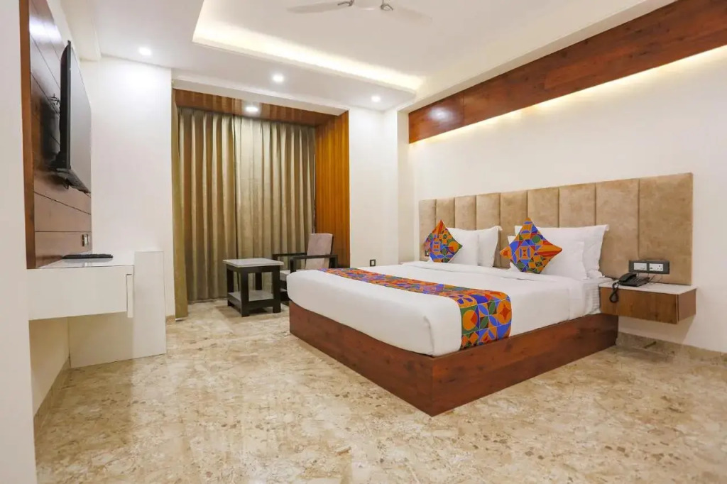 FabHotel Golf Luxury- 10 Min From Sector 42-43 Rapid Metro Station
