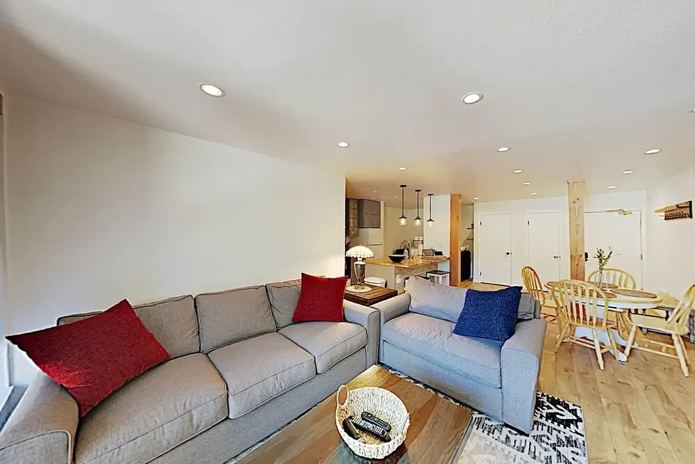 New Listing! Remodeled : 300 To Ski Shuttle 1 Bedroom Condo