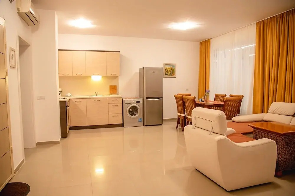 FM Deluxe 2-BDR Apartment with Pool & Sea View in Sun Resort