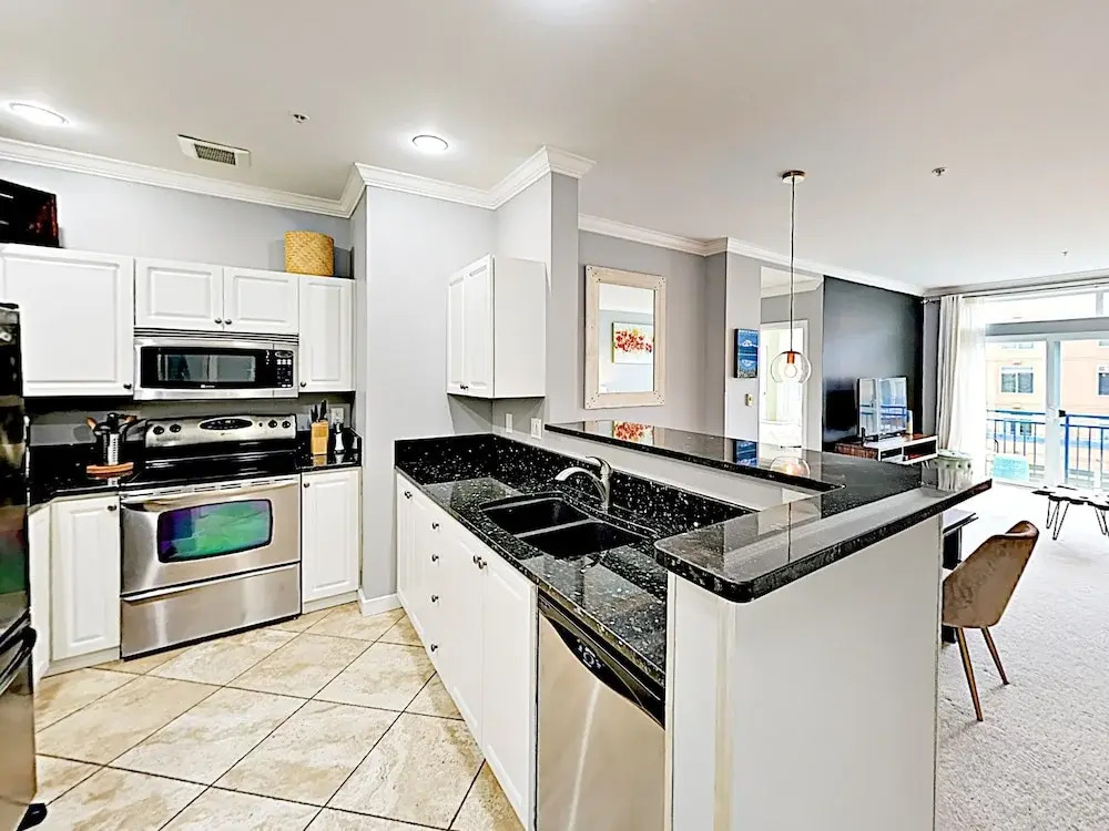 Chic Belltown Court W/ Pool & Rooftop Deck 2 Bedroom Condo