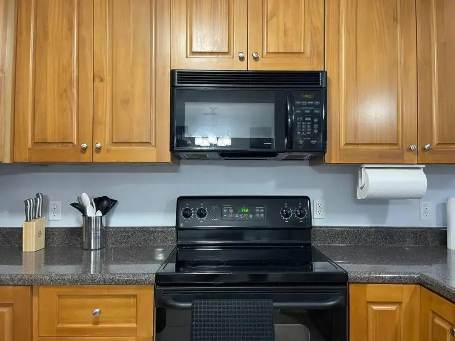 Cheerful 3-bedrooms with free parking on premises