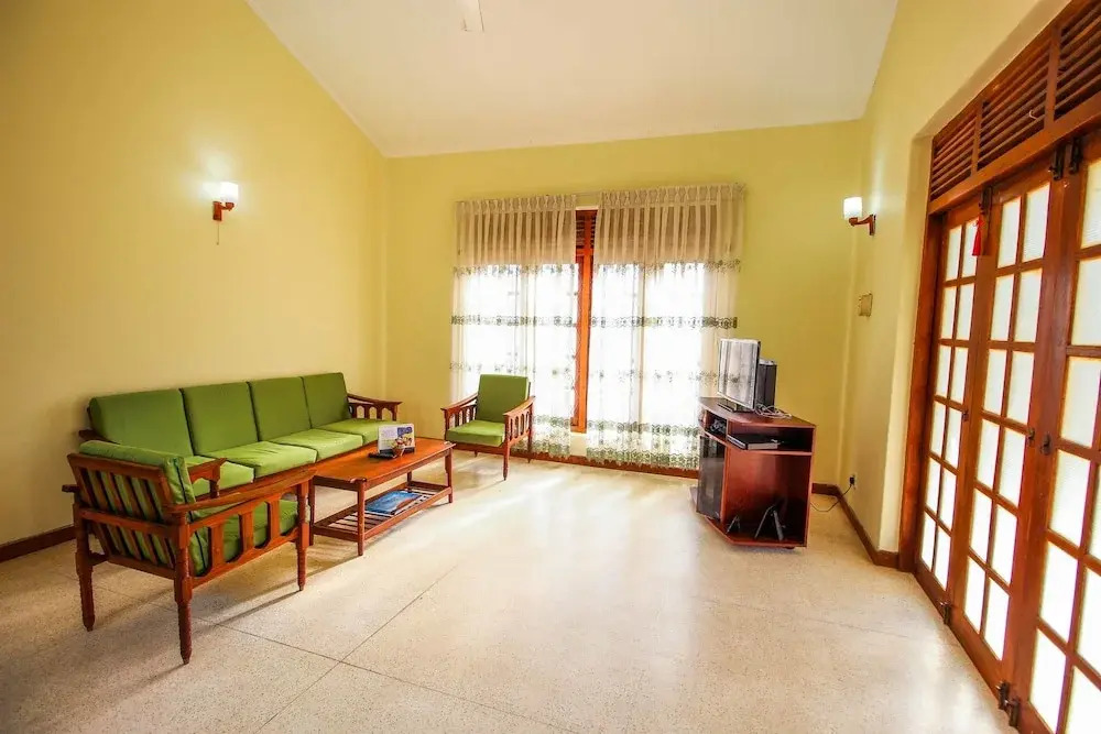 Yoho Airport Way Bungalow