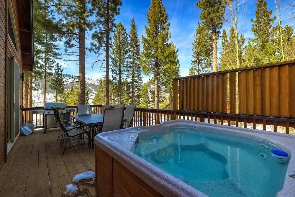 Luxe Mountain Chalet - Hot Tub, Man Cave, Foosball, Peloton