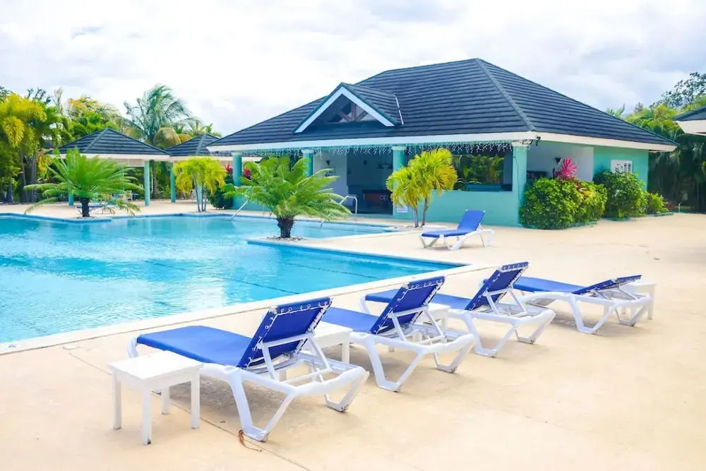 3 Bedrm in Richmond Estate Pool Gym Plygrnd Beach