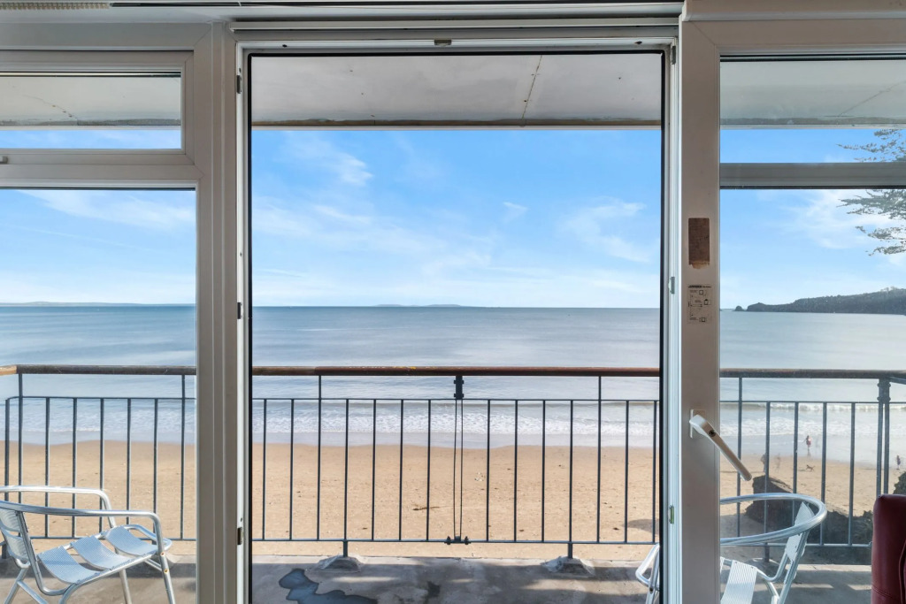 On The Beach - Direct Beach Access Sea Views