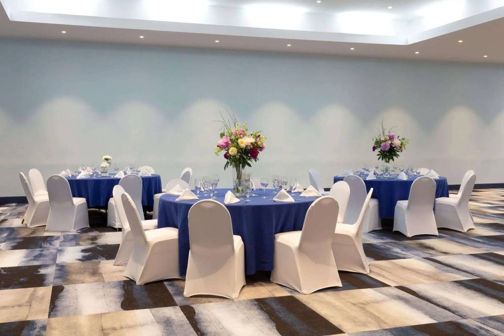 Ramada by Wyndham Hartford North - Bradley Airport