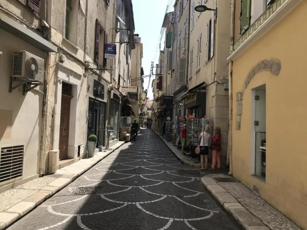 Sleep in Antibes City Port