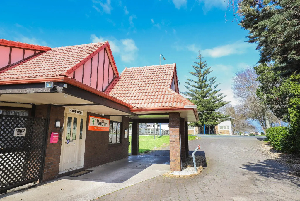 Airport Manor Inn