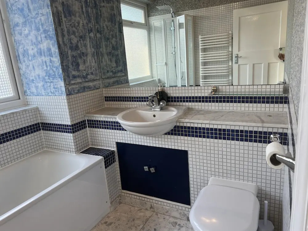 TJ Homes - Double room with Single Bed - 3 Min to Tube station - London