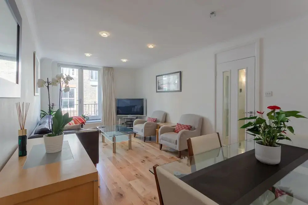 2 Bedroom House in Maida Vale With Balcony