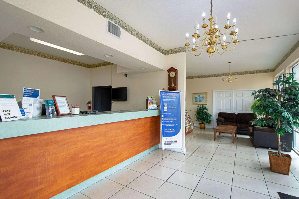 Econo Lodge Inn & Suites Clearwater Central