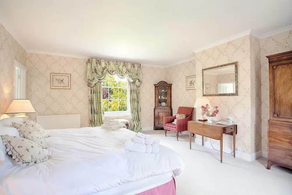 Secluded country house gem with swimming pool & tennis court
