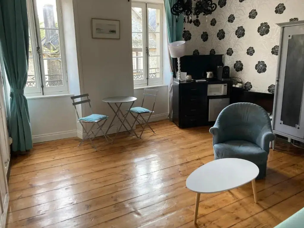 Apparts 17 avec cachet au centre petite citée de caractère