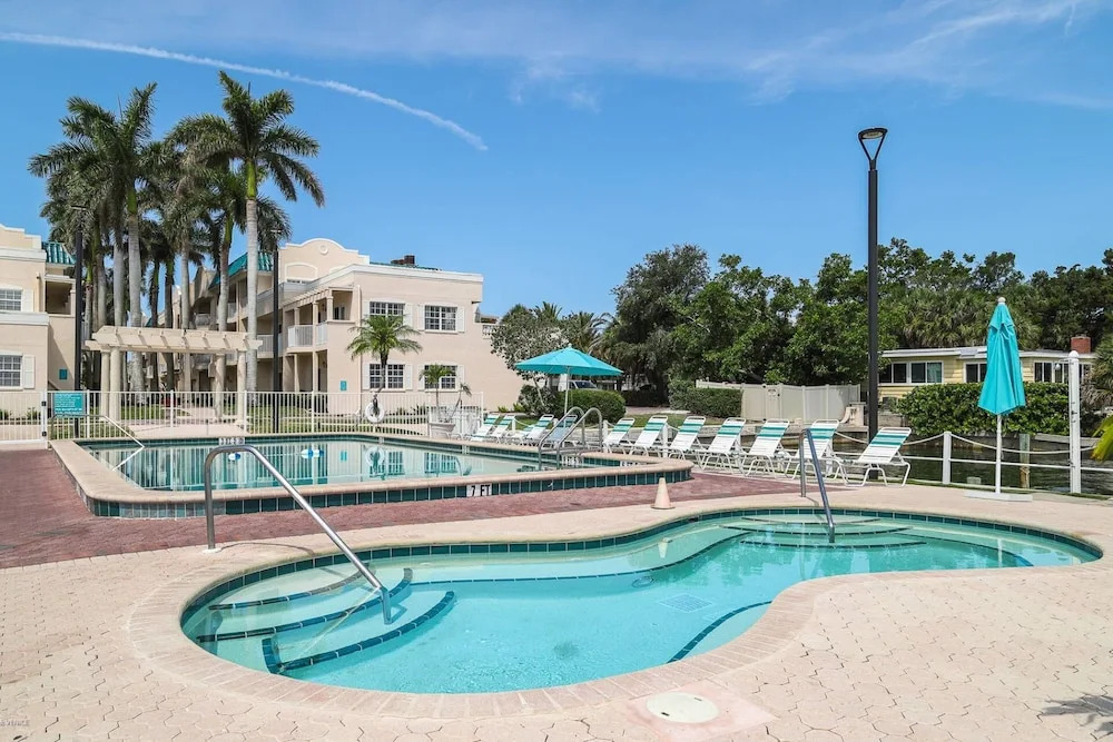 Palm Bay Club 8th Floor On Complex Private Beach